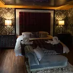 Palomino - Still Rabbit - Hot Tub - Yorkshire Villa Selby