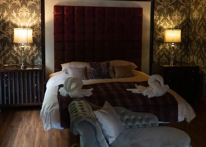 Palomino - Still Rabbit - Hot Tub - Yorkshire Villa Selby